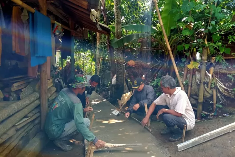 KOMPAK: Warga Cipelang terlibat dalam pembangunan jalan kampung yang didanai Dana Desa (DD).