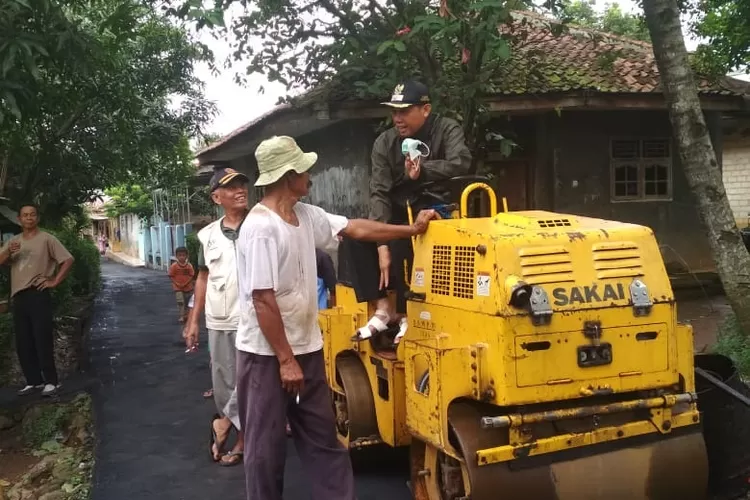 KOMPAK: Masyarakat Bojongsempu kompak ikut kerja bakti dalam membangun infrastuktur.
