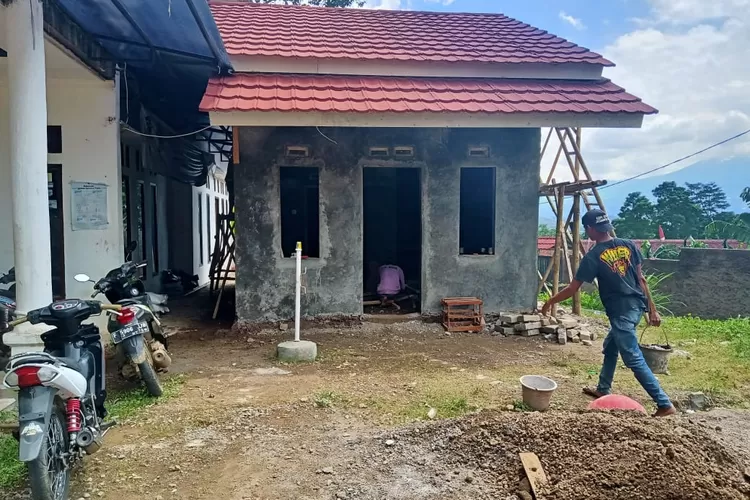 BANGUN: Pembangunan gedung posyandu di Desa Cipicung ini menggunakan dana desa tahap ketiga 2019.