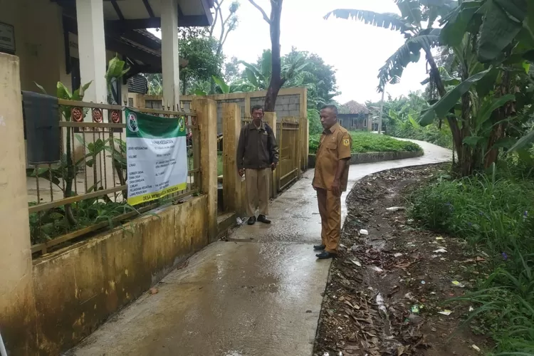 KERJA SAMA: Pemdes Lemahduhur, Kecamatan Caringin, bekerja sama mengecor jalan kampung. Setiap pembangunan, pemdes selalu melibatkan warganya.
