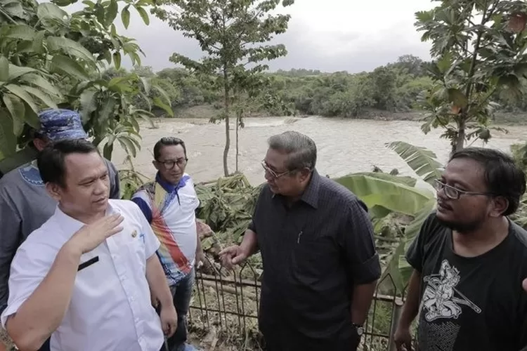 PEDULI: Presiden ke-6, SBY, mengunjungi Desa Ciangsana yang terdampak banjir, kemarin.