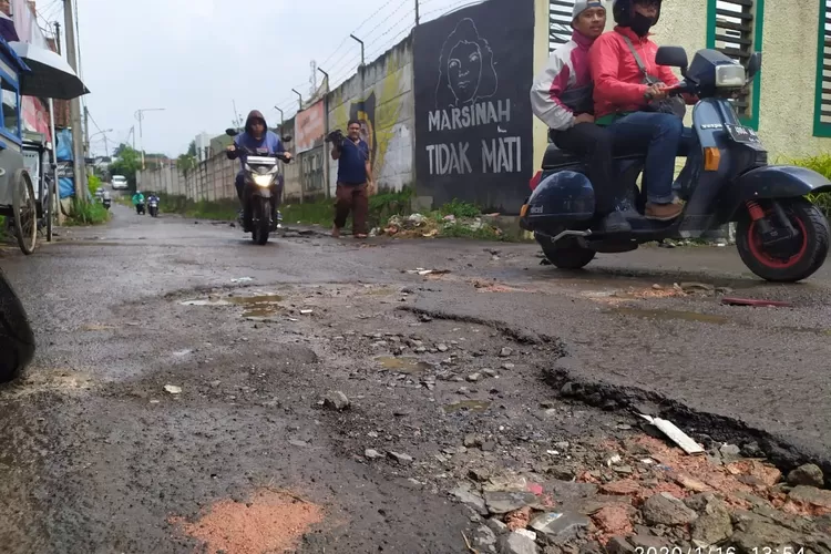 BERLUBANG: Jalan Muarajaya-Ciadeg, Kecamatan Caringin, rusak parah. Hingga kini jalanan tersebut tak kunjung diperbaiki.