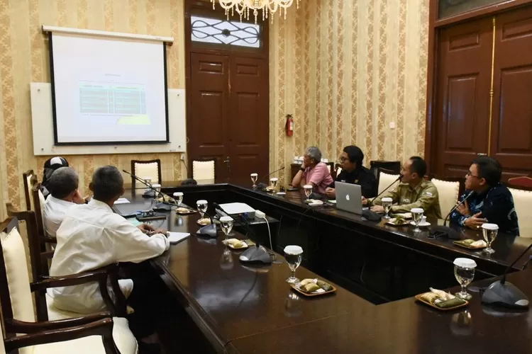 RAPAT: Pemerintah Kota (Pemkot) Bogor saat berdiskusi dengan Hejo Tekno di gedung Balai Kota Bogor, kemarin.
