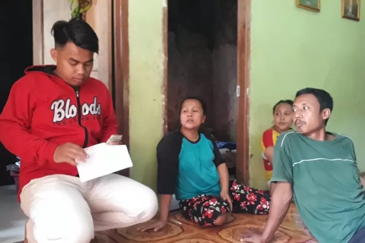 PEMBACOKAN: Rudi Sanjaya bersama keluarganya setalah mendapat perawatan akibat luka bacok.