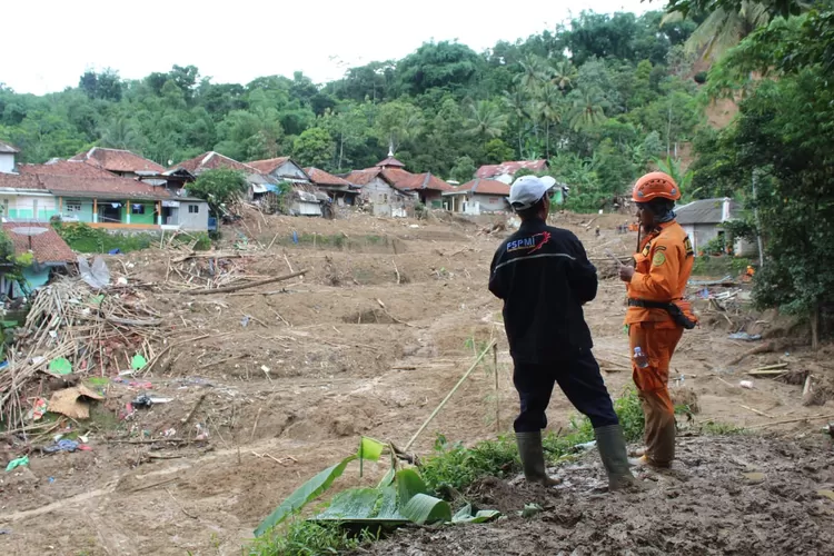 PENCARIAN:  Keluaga  korban  bersama  Basarnas  saat  mencari  korban  longsor di Desa Harkatjaya, Kecamatan Sukajaya.