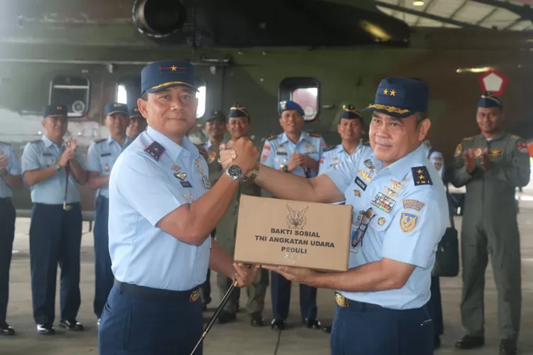 KOMPAK: Komandan Lanud ATs menyerahkan bantuan sembako kepada korban bencana longsor di wilayah Kabupaten Bogor.