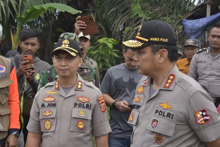 KUNJUNGAN: Wakapolri didampingi kapolres Bogor serta dandim mengunjungi  lokasi  bencana  di  Desa  Sukamaju,  Kecamatan  Cigudeg.