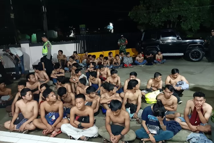 DIAMANKAN: Puluhan pebalap liar diamankan Polsek Gunungsindur untuk dilakukan pembinaan setelah tertangkap operasi razia