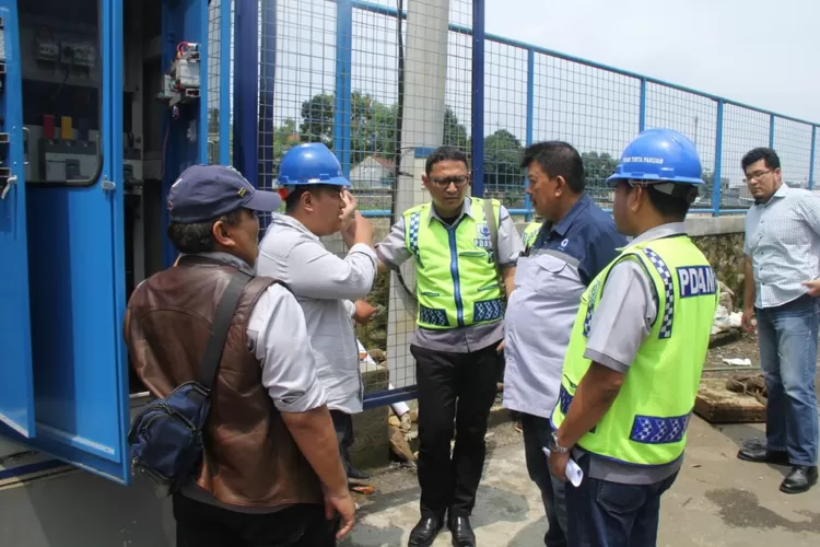 UJI COBA: Perumda Tirta Pakuan Kota Bogor melaksanakan uji coba penggunaan inline pump di Jalan Sedane, Empang, Kecamatan Bogor Selatan, Selasa (21/1).