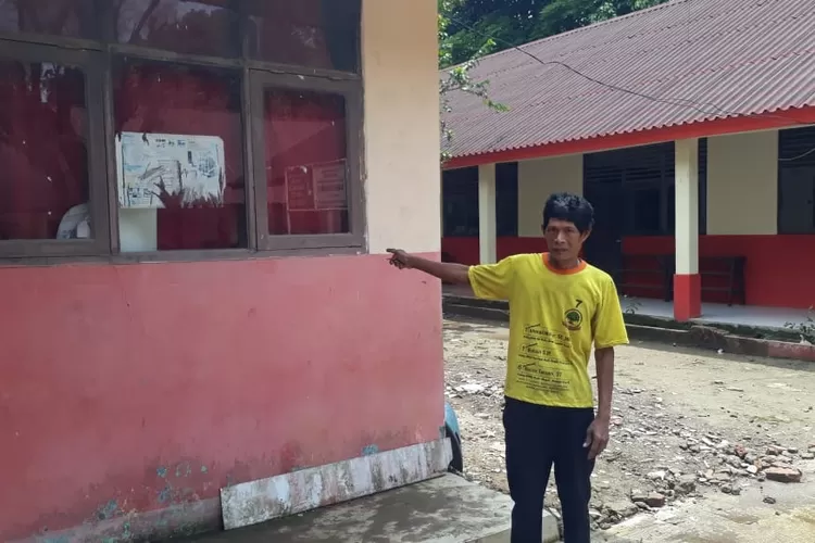 PENCURIAN: Penjaga SDN Sukasari 03 di Kampung Lame, RT 04/04, Desa Sukasari, Kecamatan Rumpin, Kabupaten Bogor, sedang menunjukkan akses pencuri masuk ruang dokumen sekolah.