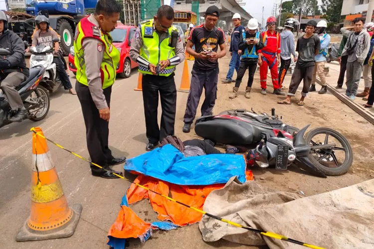 TERSUNGKUR: Tubuh Dini Mardiani (46), korban tewas terlindas truk di Jalan KH Sholeh Iskandar tersungkur tak bernyawa, kemarin.