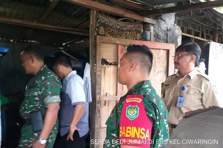 PEMBONGKARAN:  Muspika  Bogor  Tengah  sedang  melakukan  pembongkaran di ruas Jalan RE Martadinata, Kota Bogor, kemarin.