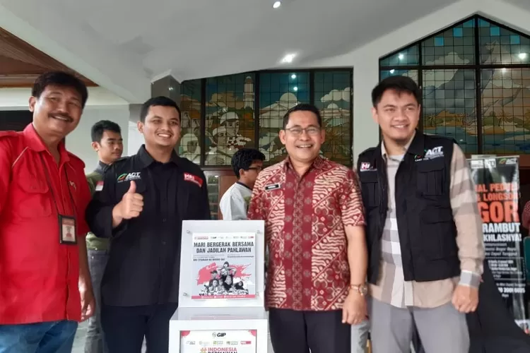 BANTUAN: Perwakilan Ikatan Jurnalis Televisi Indonesia memberi bantuan kepada korban bencana Bogor.