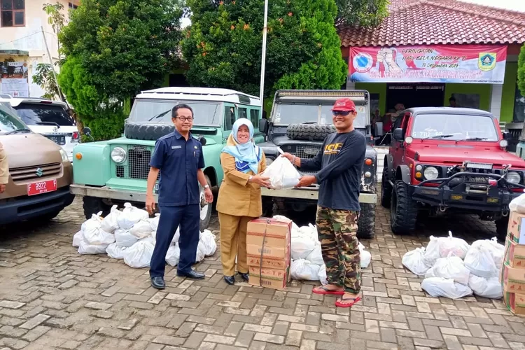 SALURKAN: Bantuan dari warga Cigombong disalurkan dengan empat mobil off road.