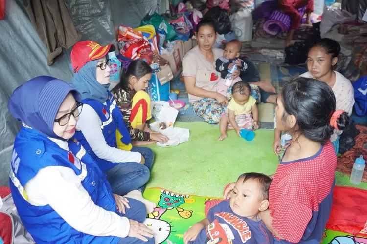 PEDULI: Ketua Tim Penggerak PKK Kabupaten Bogor, Halimatu Sadiah, saat menemui pengungsi di tenda belakang kantor Desa Pasirmadang, kemarin.