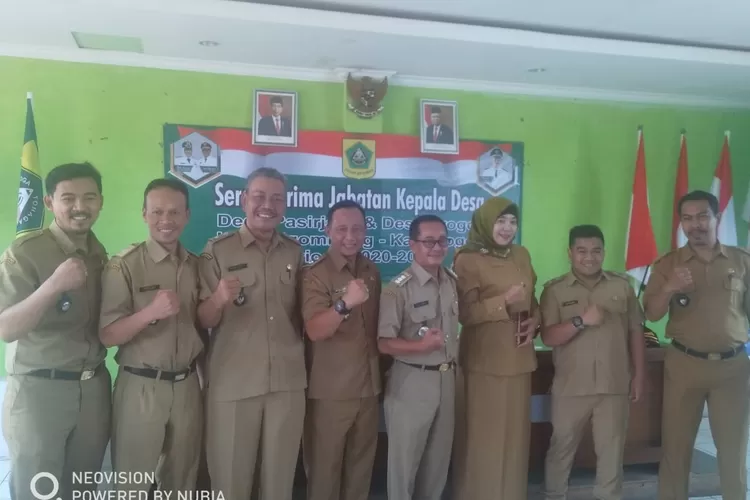 Camat Cigombong Basrowi foto bersama dua kades terpilih saat sertijab, kemarin.