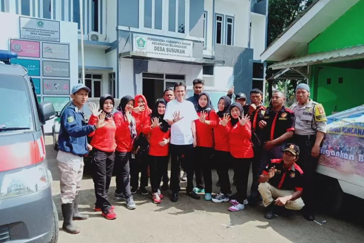 SALURKAN : Pemdes Susukan dan Tim Destana foto bersama saat menyalurkan bantuan untuk korban bencana di Nanggung dan Sukajaya.
