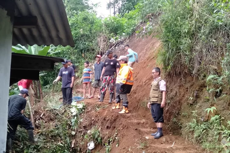 Camat Cijeruk, Hadi Jana, memantau  Kampung Cipaok, Desa Cipicung yang terjadi bencana longsor.
