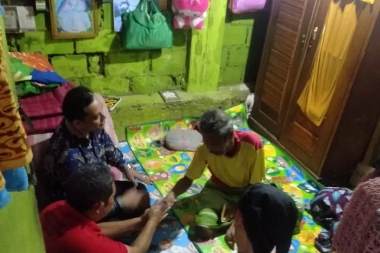 JENGUK: Kades Citeureup dan LSM Percik Raharja menjenguk dan memberi bantuan kepada warga Kampung Cigeger RT 02/05.