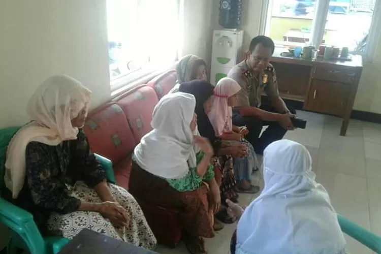 PEDULI: Kapolsek Parung, Kompol Fuji Astono, saat berbincang dengan kaum duafa, kemarin