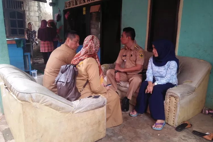 TAKZIAH: Petugas puskesmas saat takziah ke rumah duka, kemarin. Bayi Abi yang lahir tanpa tempurung meninggal dunia setelah bertahan hidup empat hari.