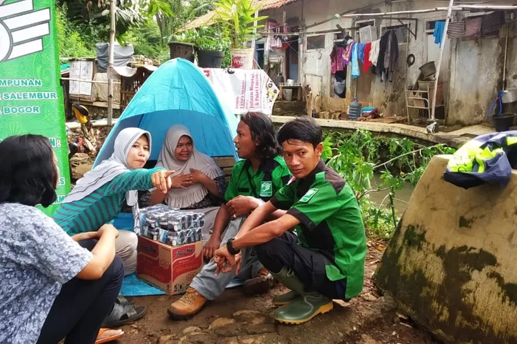HANGAT : Posko yang didirikan Perhimpunan Sadulur-Salembur saat relawan bercengkrama dengan warga terdampak bencana.