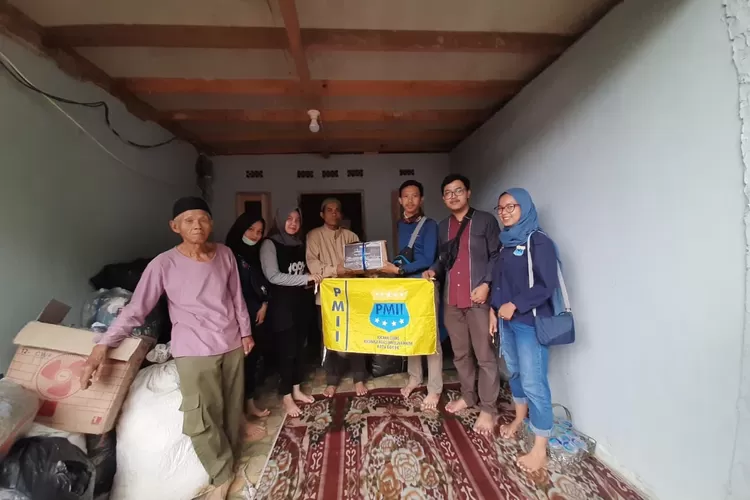 BAHAGIA: Beberapa perwakilan warga di Desa Cisarua, Kecamatan Nanggung, ketika menerima bantuan dari PMII Kota Bogor.
