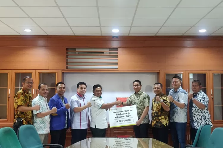 SIMBOLIS: Pimpinan PT SBI memberikan donasi bantuan semen kepada DPRD Kabupaten Bogor untuk disalurkan kepada warga terdampak bencana Kabupaten Bogor.