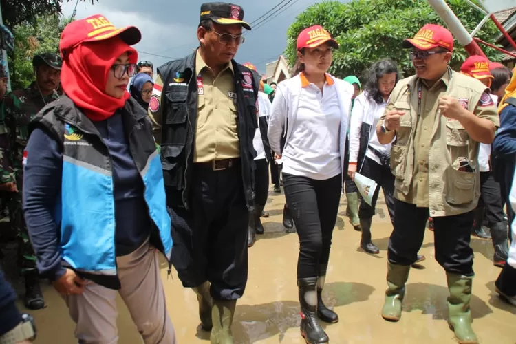 TINJAU: Istri Menteri Sosial, Grace Batubara, saat mengunjungi anak-anak korban banjir di Kecamatan Gunungputri, kemarin