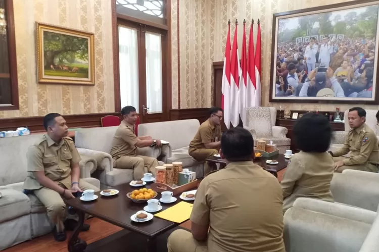 SERIUS: Wali Kota Bogor Bima Arya melakukan koordinasi dengan sejumlah Organisasi Perangkat Daerah (OPD) terkait prioritas pembangunan di Kota Bogor 2020.