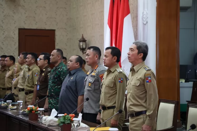 RAPAT: Dandim 0606 Kota Bogor Kolonel Arm Teguh Cahyadi saat rapat koordinasi di balai Kota Bogor, kemarin.