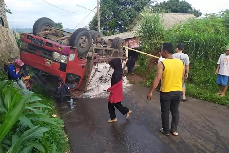 KECELAKAAN: Sebuah truk pengangkut hebel terguling di tanjakan Segog, Desa Gunungbunder, Kecamatan Pamijahan.