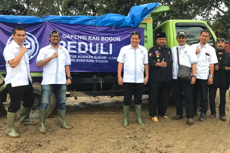 PEDULI: Gapensi Kabupaten Bogor foto bersama di sela memberikan bantuan kepada warga terdampak bencana di Desa Sukajaya, Kecamatan Sukajaya, belum lama ini