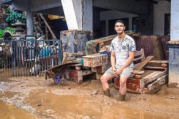 KOTOR: Warga Vila Nusa Indah yang juga artis Kevin Andrean masih penuh lumpur.