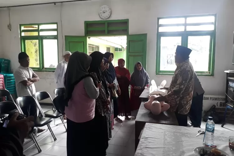 PELATIHAN: KUA Kecamatan Dramaga melatih peserta tentang tata cara pemulasaran jenazah.