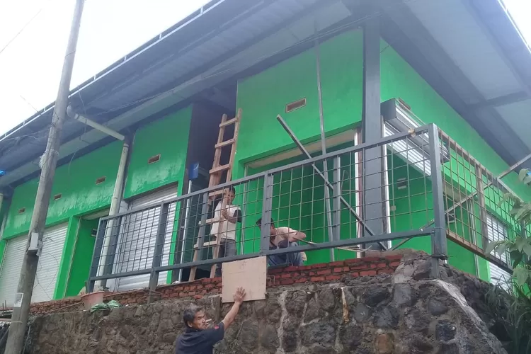 LAMBAN: Pengerjaan proyek Pasar Cisarua hingga kini belum juga selesai.