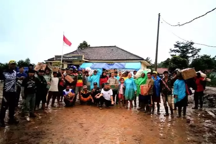 KOMPAK: Katar Ciseeng mengirim bantuan ke korban bencana alam di Sukajaya.