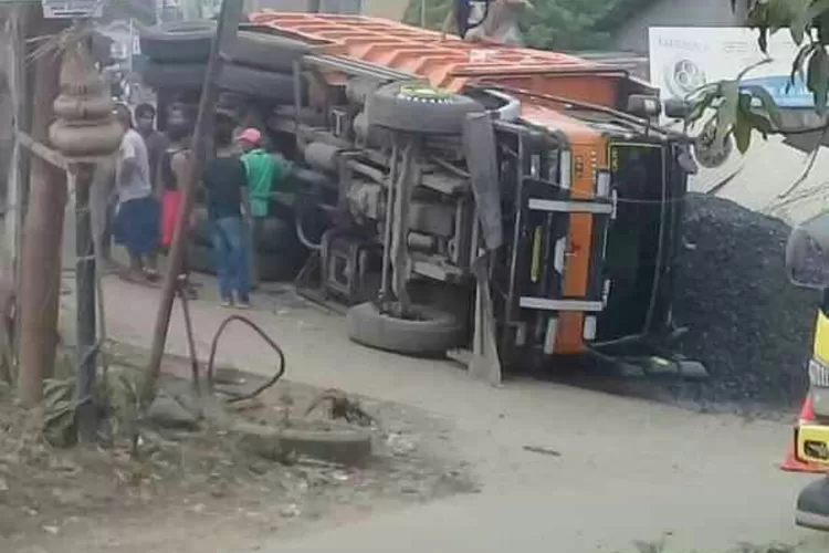 TERGULING: Satu truk tambang terguling di pertigaan Salimah Cilangkap, Desa Lumpang, Kecamatan Parungpanjang, kemarin