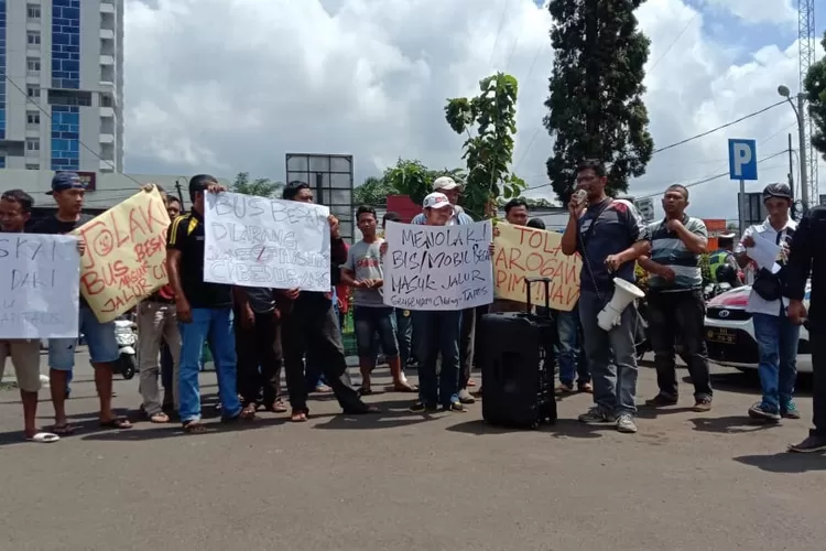 UNJUK RASA: Puluhan anggota Formacip saat unjuk rasa di depan kantor Kecamatan Ciawi, kemarin.