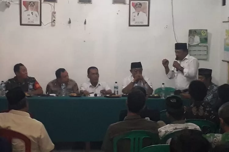 MUSYAWARAH: Muspika Kecamatan Ciampea bersama Kades Cicadas, Ujang Yani, sedang bermusyawarah menyelesaikan gugatan lahan kantor desa.