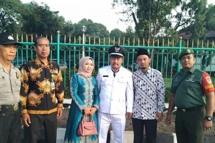 OGAH GANTI: Kades Cihowe, Wahyudin, tak ingin mengganti staf desa demi pelayanan.