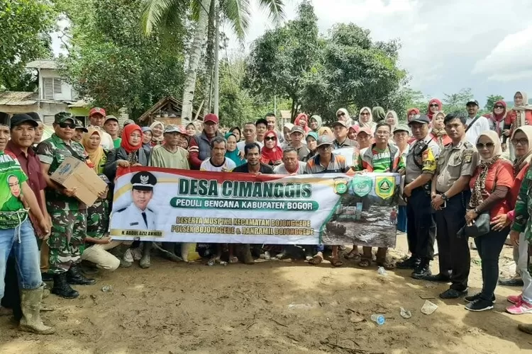 KOMPAK: Warga dan Pemdes Cimanggis kompak mengumpulkan bantuan untuk korban bencana alam.