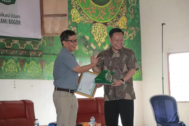 PEMBICARA: Rocky Gerung menjadi pembicara dalam acara motivasi di Kampus IUQI, kemarin.
