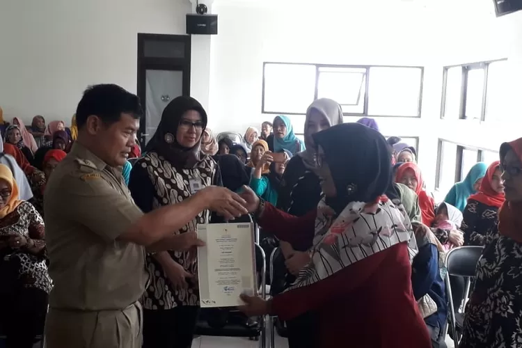 KOMPAK: Camat Ciomas, Chairuka Judhyanto, bersama kader PKK saat menggelar rakor di aula kantor kecamatan.