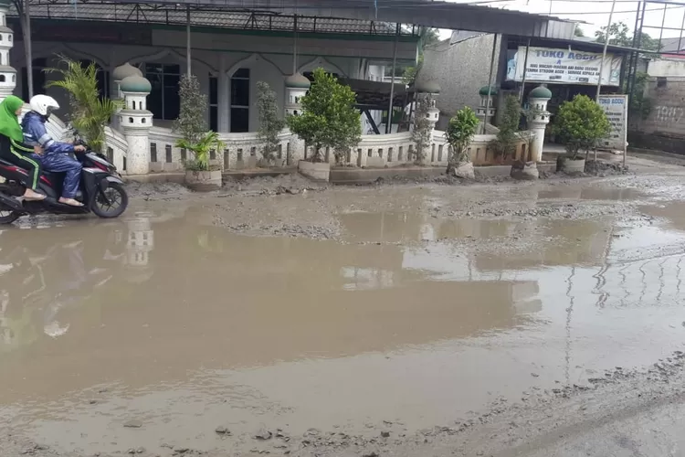 LUMPUR: Kondisi Jalan Cicangkal penuh lumpur dan membahayakan warga.