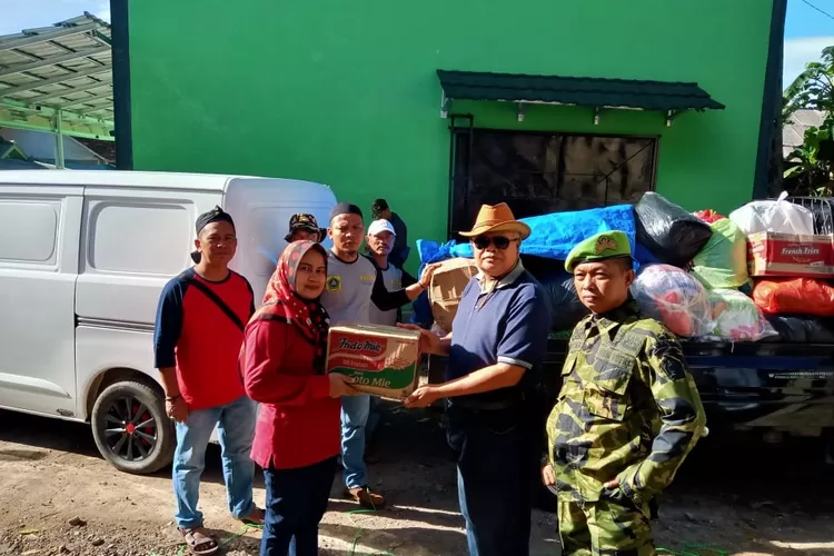 BANTU: Anggota BPD Cimandehilir mengumpulkan bantuan untuk disalurkan ke korban bencana.