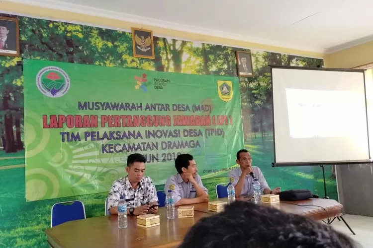 EVALUASI: Pemcam Dramaga mengevaluasi kinerja pegawainya.