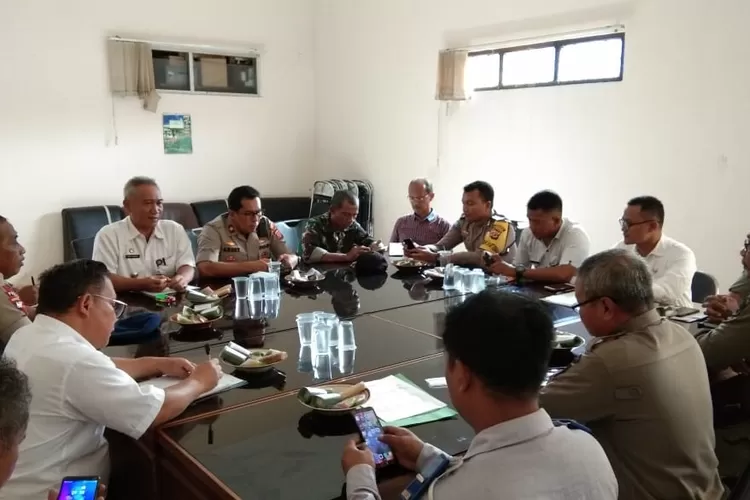 RAKOR: Kapolsek Gunungputri, Kompol Andri, memimpin rakor terkait pembubaran pasar tumpah di Cikeasudik