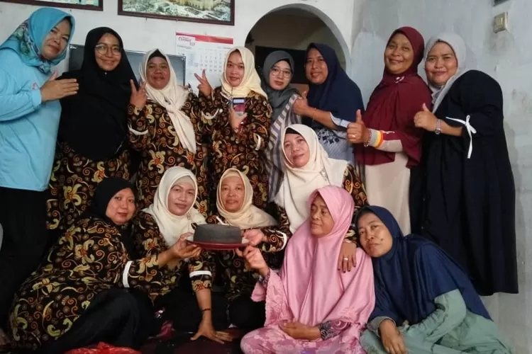 BELAJAR: Anggota Tim Penggerak PKK Kampung Kamurang RW 08 Puspanegara foto bersama usai membuat bolu, kemarin.