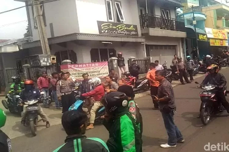 BENTROK: Sopir ojol dan opang nyaris bentrok di Sim-pang Karawang,Kecamatan Sukabumi.